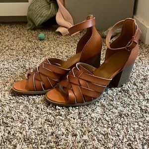 Universal thread strappy leather heels